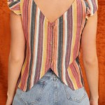 BLUSA DE RAYAS VERTICALES RIBETE CON FRUNCIDO BOTÓN TRASERO