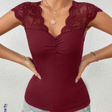 Camiseta con encaje en contraste fruncido