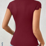 Camiseta con encaje en contraste fruncido