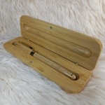 PLUMA FUENTE EN CAJA DE BAMBÚ