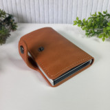 Tarjetero con protección RFID con broche de aluminio y cuero sintético PU
