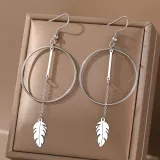 Aretes de acero inoxidable con formas geométricas y hojas