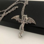 Cadena de hombre dragon con espada