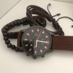 Reloj de hombre con pulseras